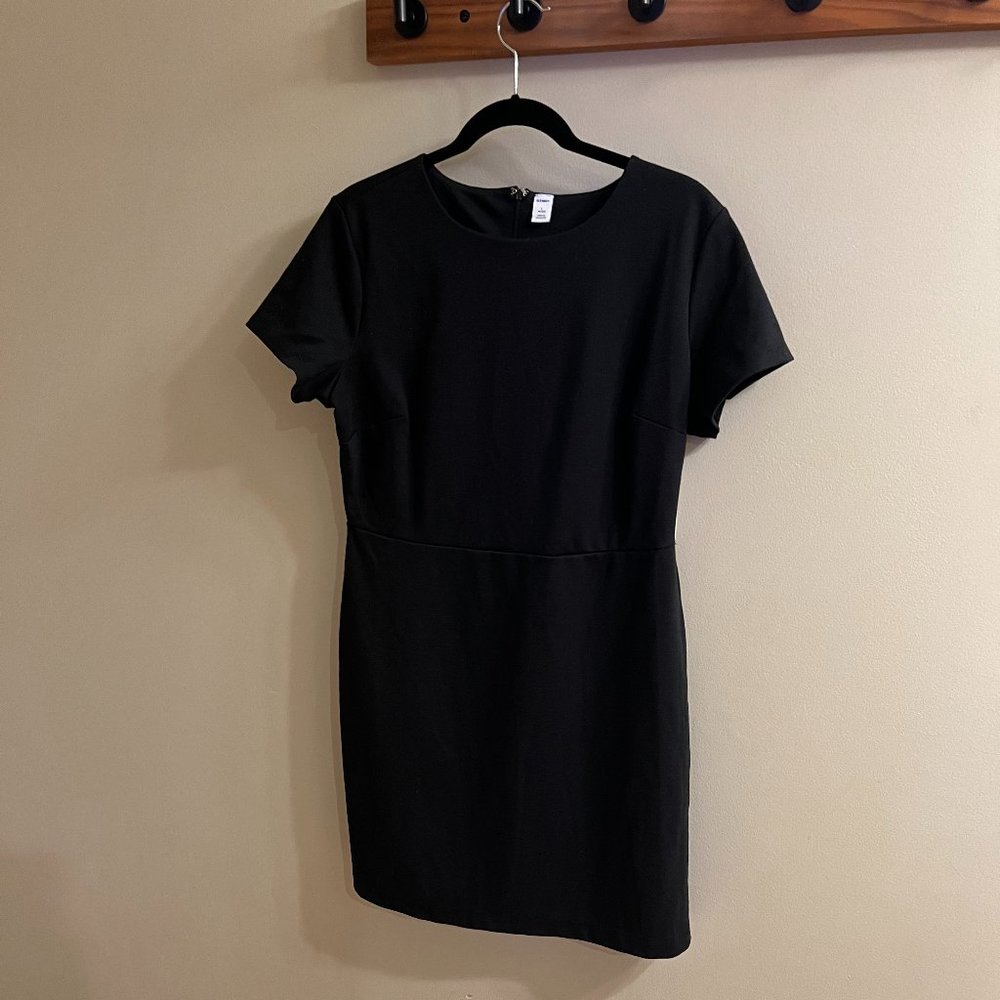 Short sleeve knit dress, new with tag, fitted waist, black, size L